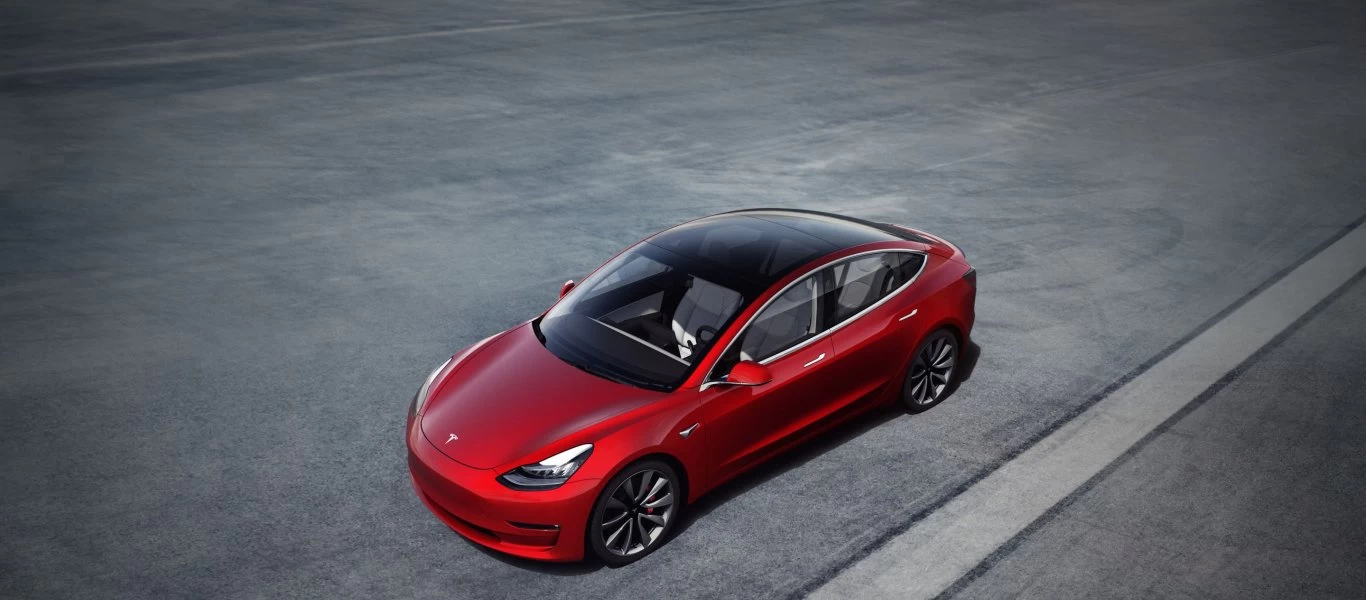 Tesla Model 3: Οδηγός πηγαίνει με «χίλια» και διαλύει δεκάδες αμάξια στο πέρασμα του (βίντεο)